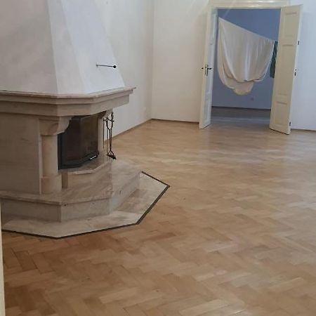 Private Room In Shared Luxurious Palace Like Apartment With 2 Bathrooms Including Whirlpool And Virtual Reality براغ المظهر الخارجي الصورة