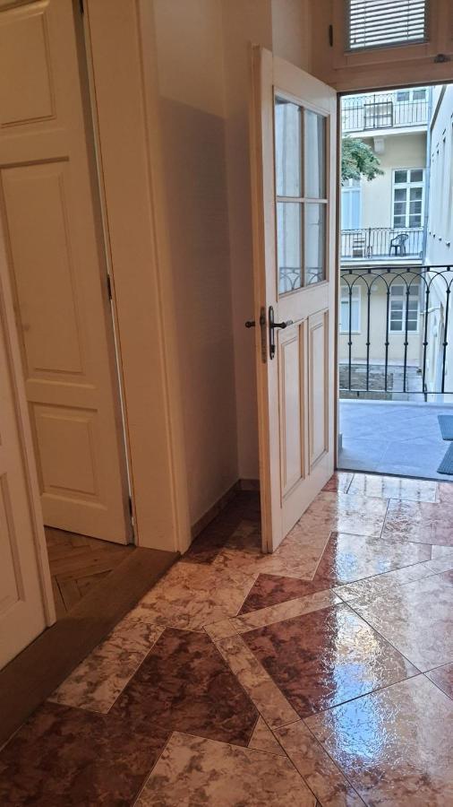 Private Room In Shared Luxurious Palace Like Apartment With 2 Bathrooms Including Whirlpool And Virtual Reality براغ المظهر الخارجي الصورة